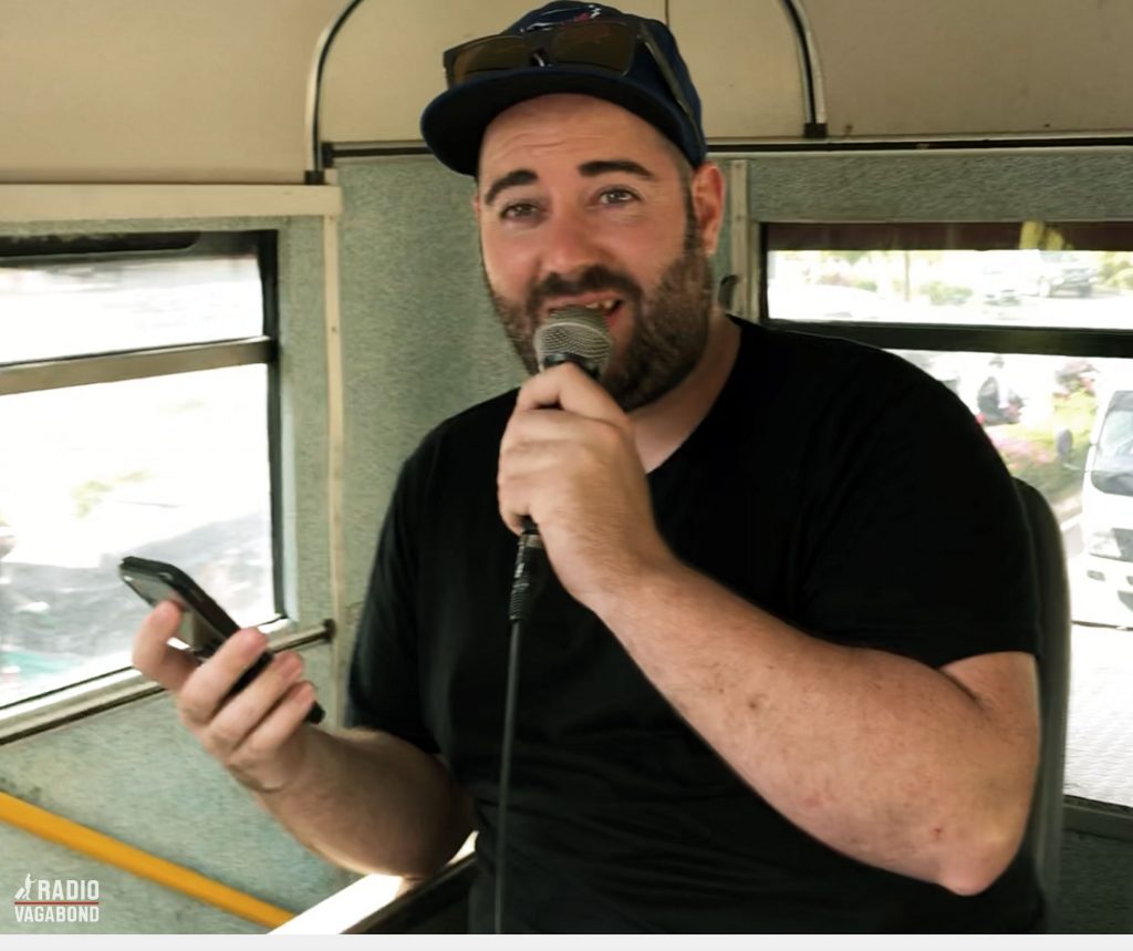 Travel Dave tager mikrofonen i en bus i Sri Lanka.