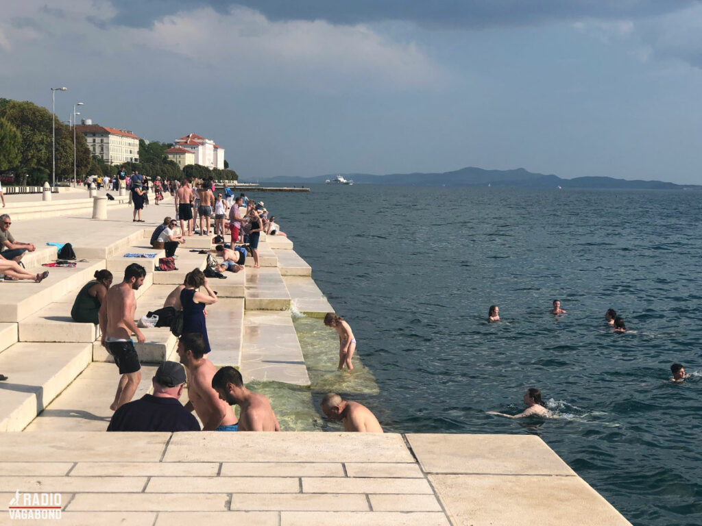 På disse trapper i Zadar findes en installation, der hedder "The Sea Organ", som spiller når bølgerne slår mod kajen.