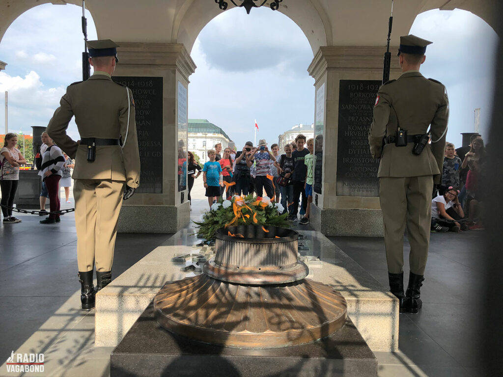 Tomb of Unknown Soldiers Monument er historisk og meget vigtigt sted for polakker. Det bevogtes af to parade soldater og hver anden time er der vagtskifte.