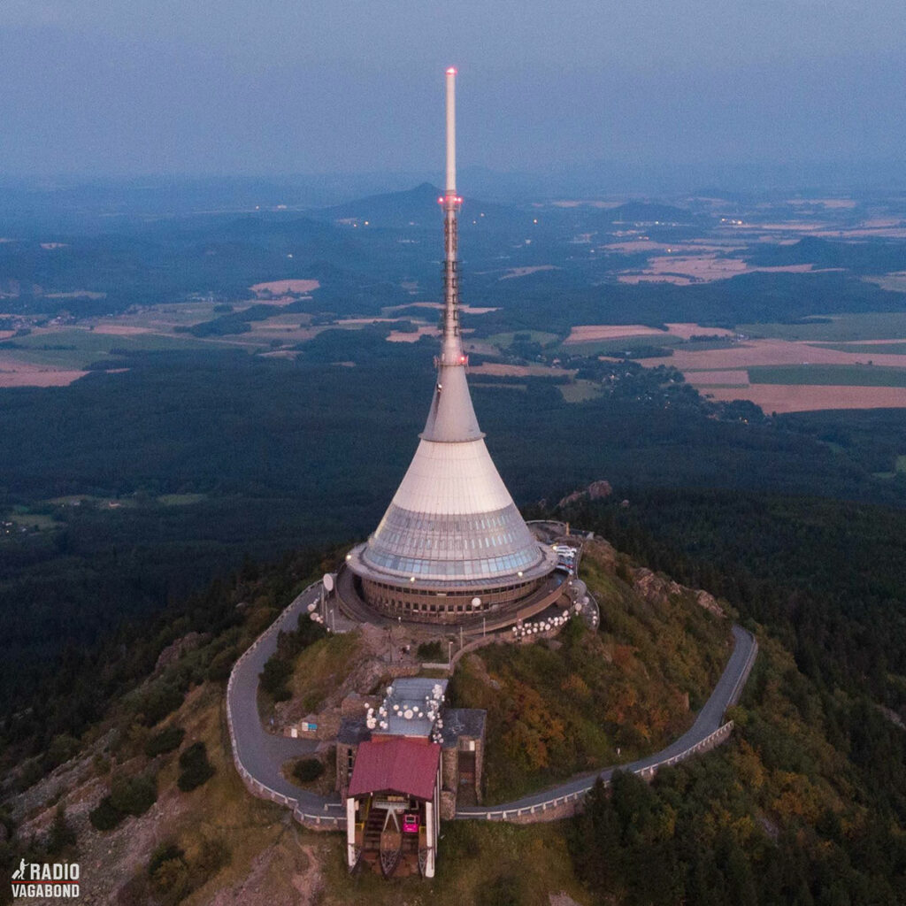 Toppen af Ještěd Hill byder på en fantastisk udsigt og en meget speciel bygning, der rummer både et hotel, en restaurant og har et TV-tårn på taget.