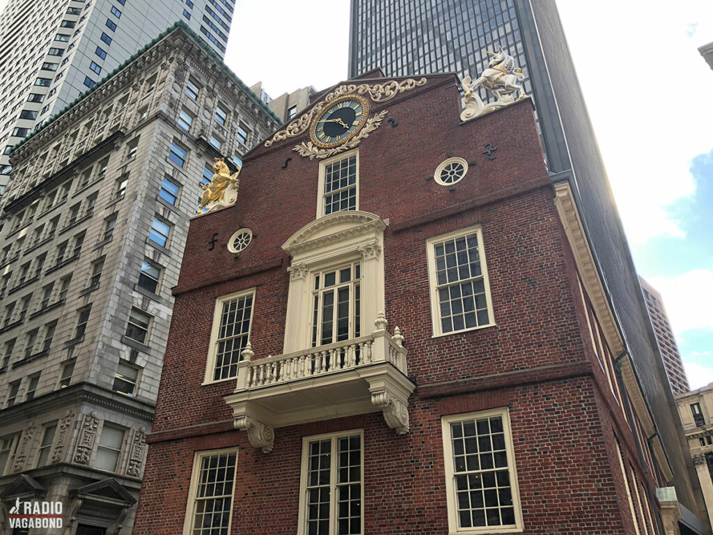 The Old State House fungerer i dag som museum og står stadig velbevaret som et lille hus mellem skyskrabere i centrum af Boston.