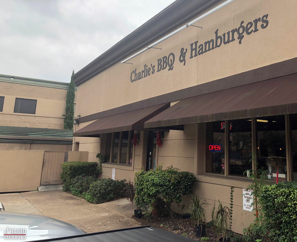 Doug tager mig med videre til sin yndlings-frokost-restaurant, Charlies BBQ, så jeg kan smage noget rigtig Texas barbecue.