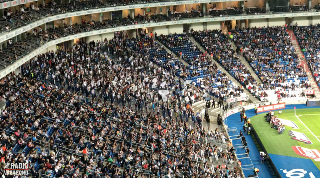 Hele kampen igennem er der en fantastisk stemning med ”bølgen”, der ruller rundt på det runde stadion og masser af sang.