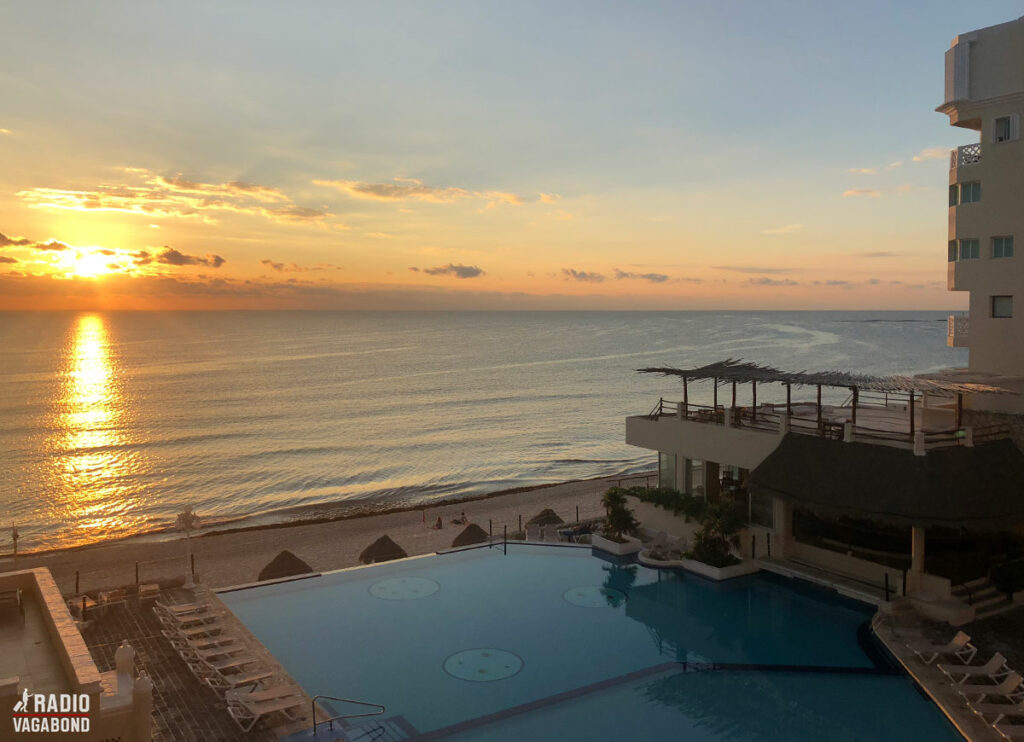 Udsigten over både pool og hav fra mit hotelværelse i Cancun var rimelig okay