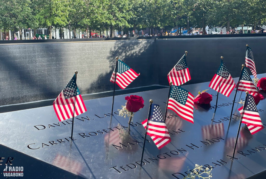 9/11 Memorial med masser af flag på kanten af en af de to pools, hvor tvillingetårnene stod.