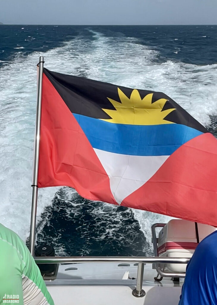 Det flotte flag fra Antigua & Barbuda vejer fra vores katamaran båd