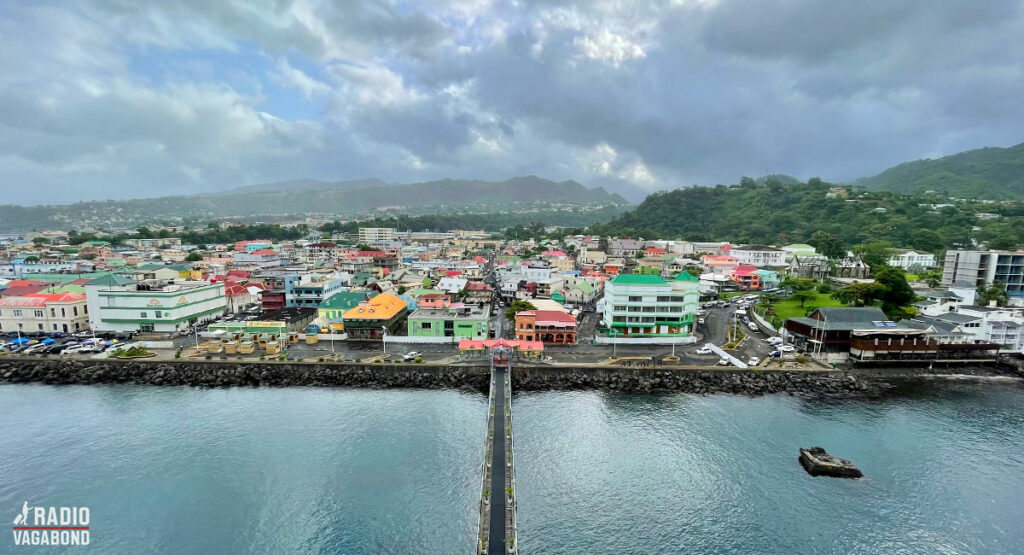 Sådan ser det ud, da jeg spotter Dominica og hovedstaden Roseau