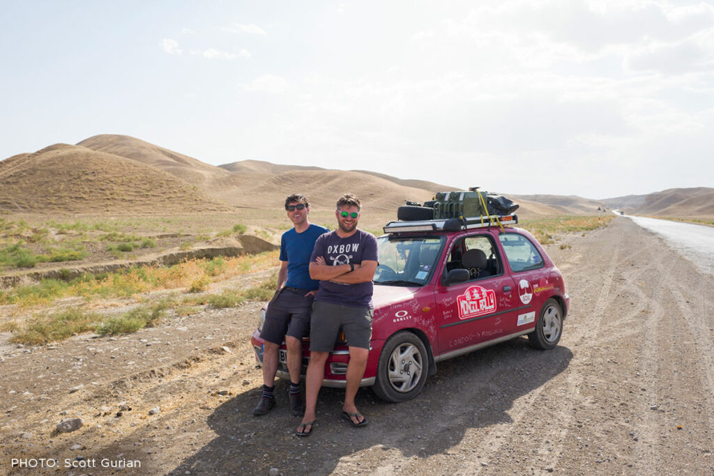 Scott og hans bror Drew kørte fra London til Mongoliet i en lille gammel Nissan Micra.