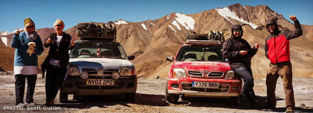 Scotts engelske venner i en anden Nissan Micra blev stoppet for at køre for hurtigt i Tadsjikistan.