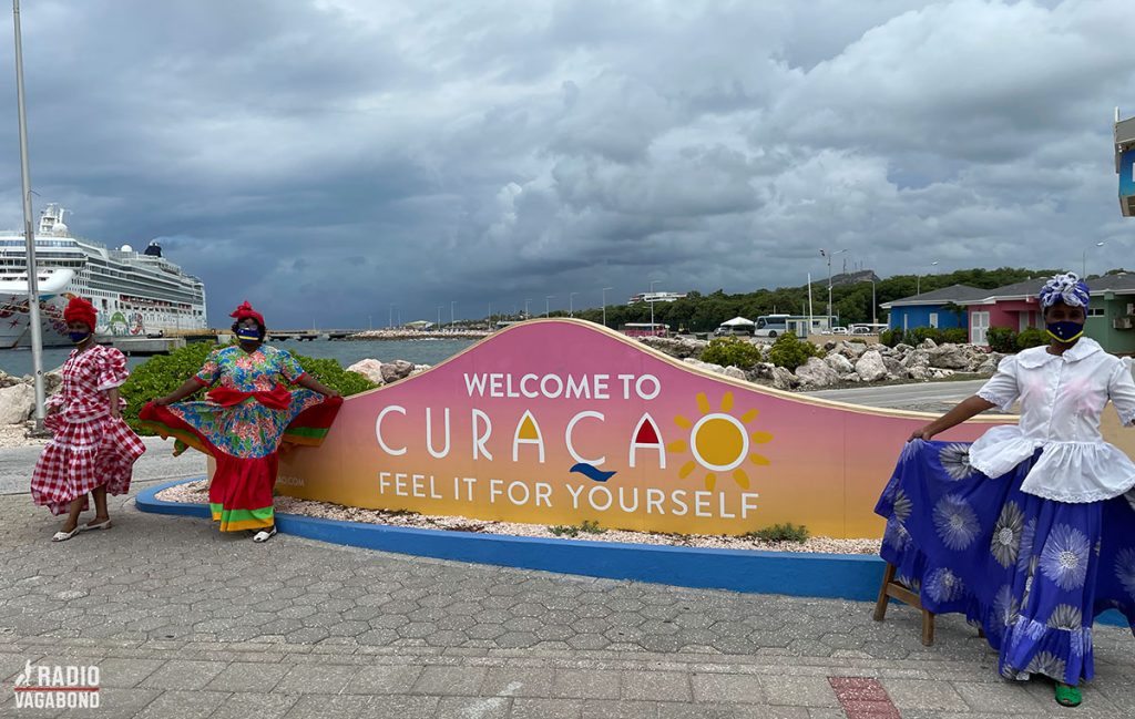 Vi bliver budt velkommen til Curaçao af svingende skørter