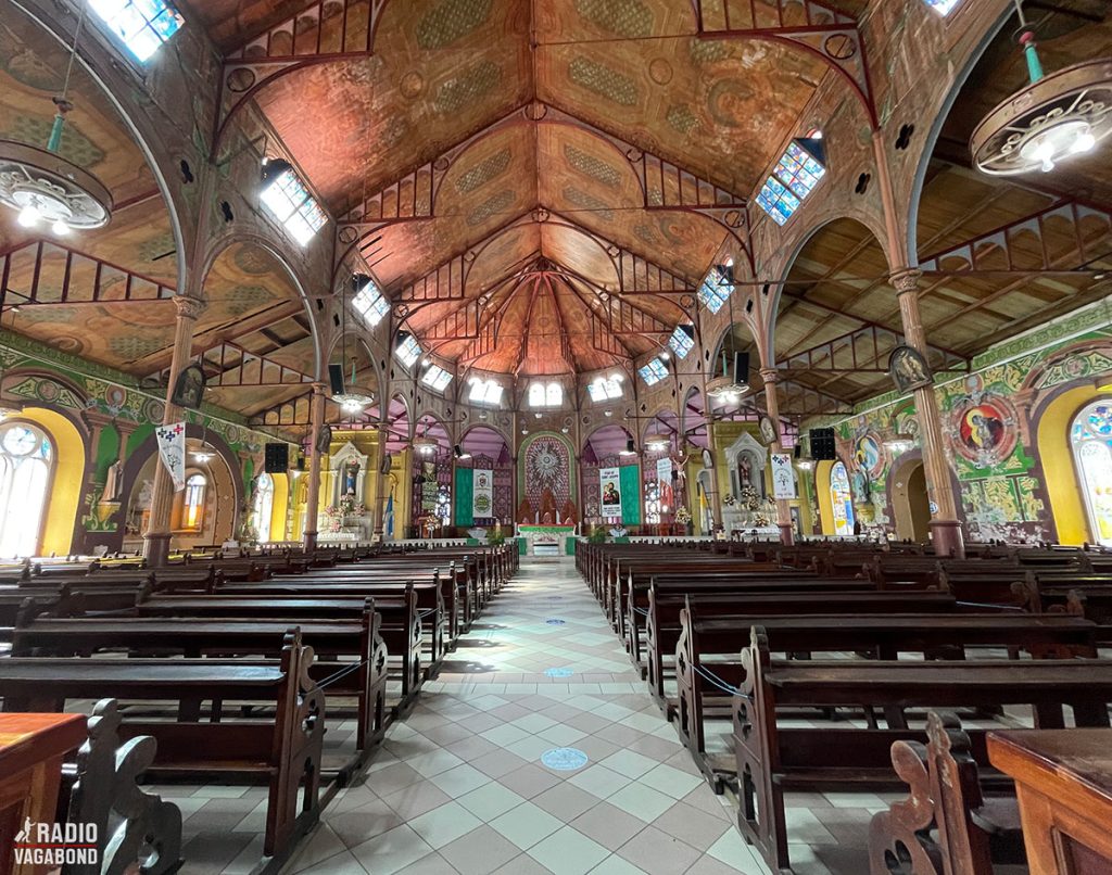Inde i den smukke katedralen, The Minor Basilica of the Immaculate Conception i Saint Lucia.